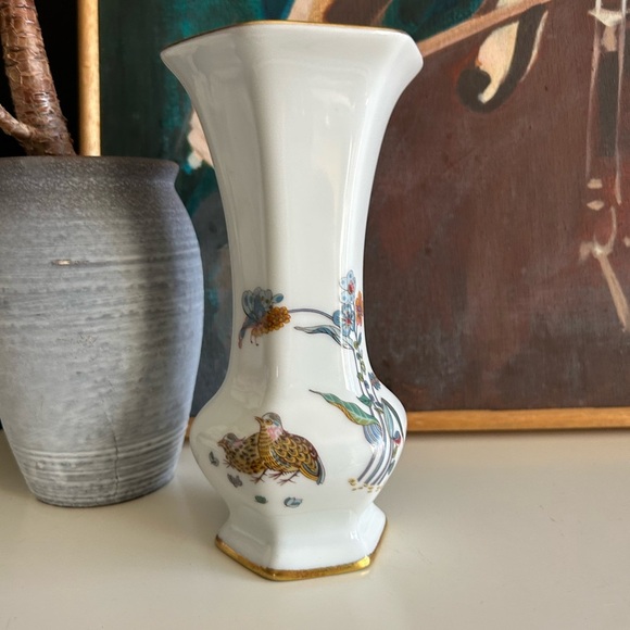 pavillon de porcelaine Other - Elegant White Porcelain Vase with Gold Accents